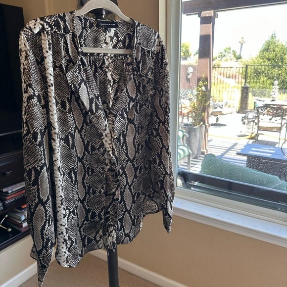 Jones New York Woman Reptile print silky blouse.  Long sleeves  - Size 20W - Picture 7 of 10
